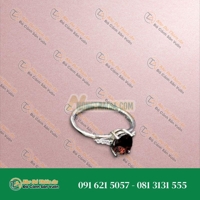 Nhẫn đá Garnet cắt giác bạc 925