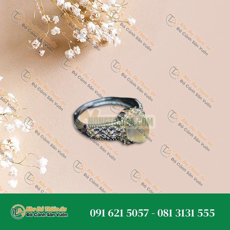 Nhẫn đá mặt trăng 6x8mm bạc 925