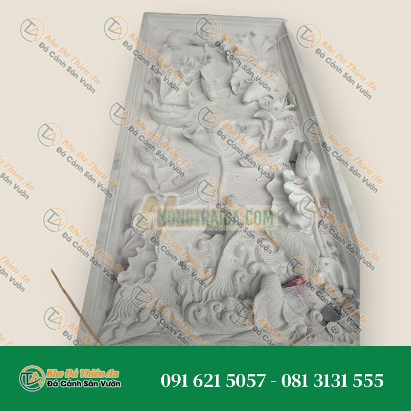 Phù điêu đá cẩm thạch trắng “cá chép ngắm hoa” 130x35cm