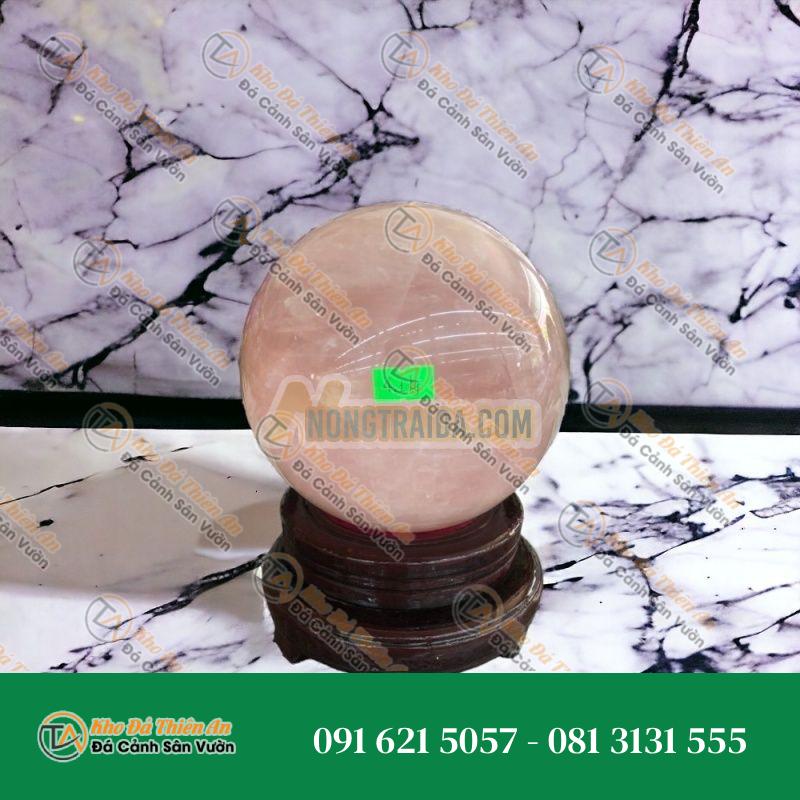 Quả cầu phong thủy đá thạch anh hồng – Đường kính 14,2cm