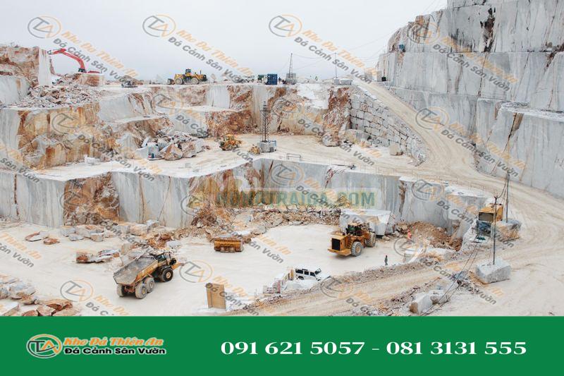 Tượng Bình hoa chạm khắc thủ công từ đá cẩm thạch đen Marquina của Ý (Đồ sưu tầm thiết kế)