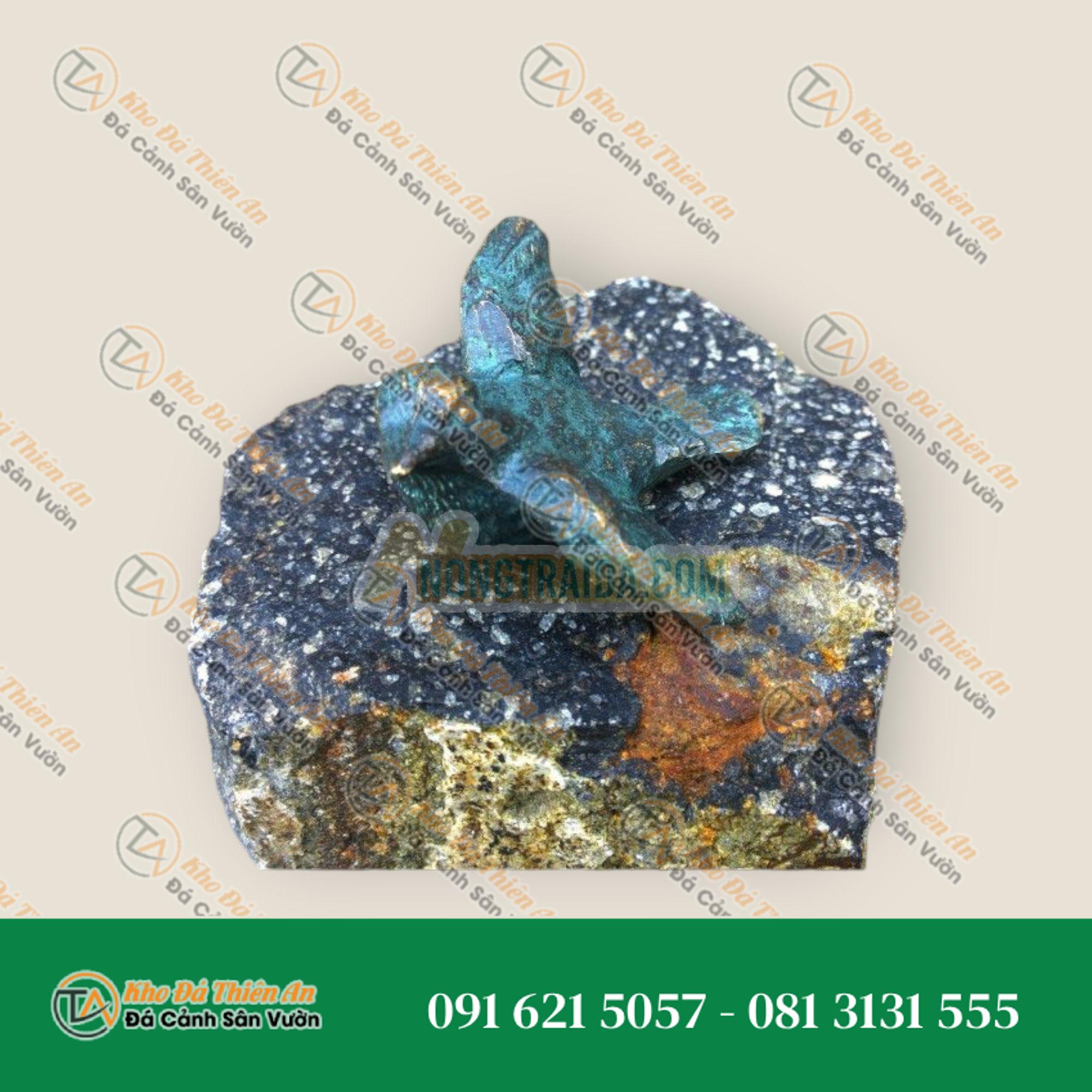Tượng đồng chim cánh dang rộng trên đá bazan