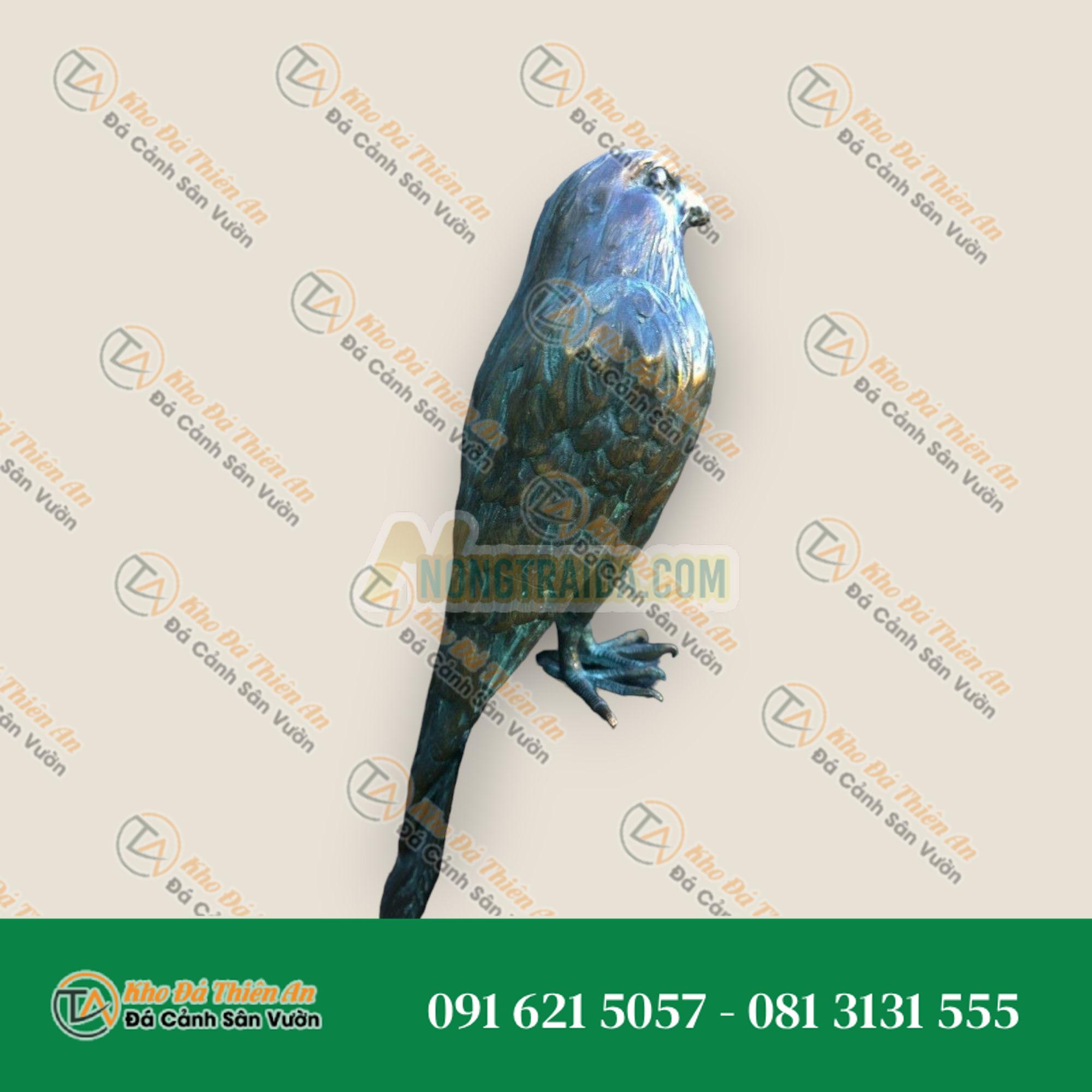 Tượng đồng cú lùn châu âu trên cột đá bazan
