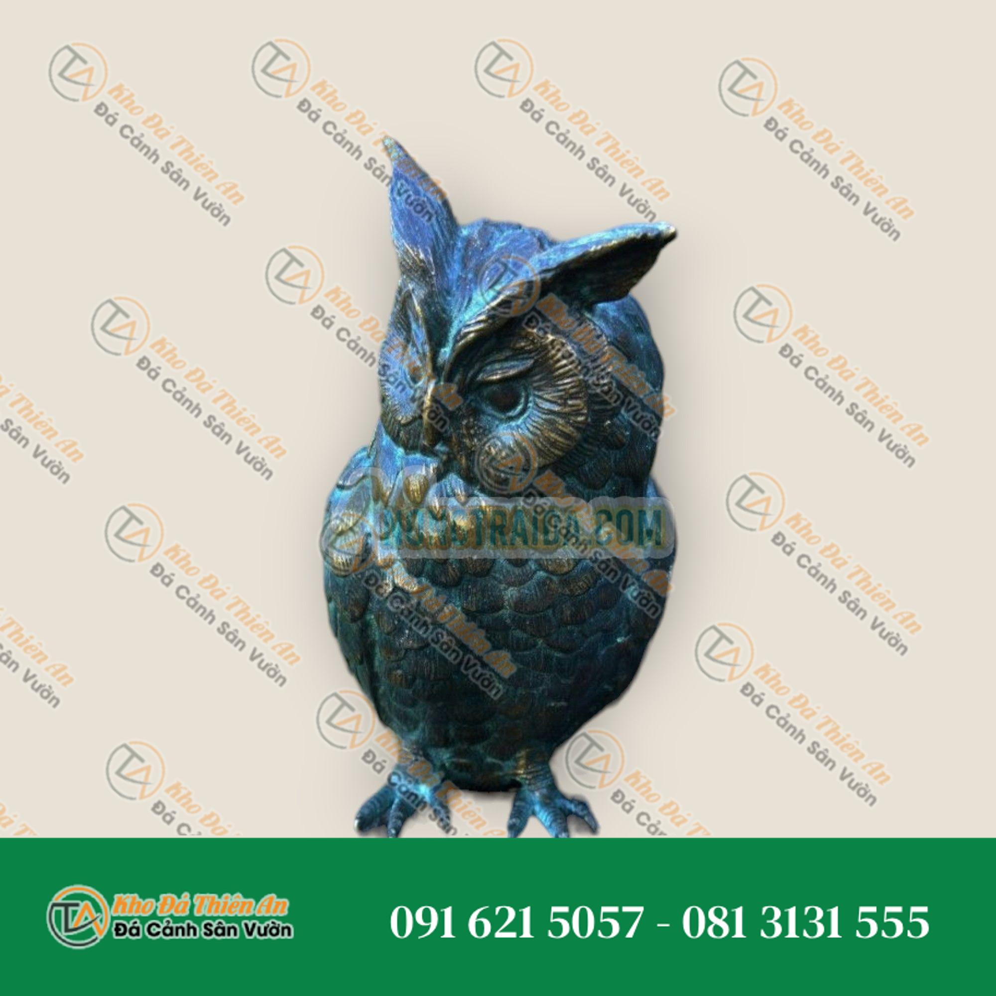 Tượng đồng cú mèo nhỏ trên cột đá bazan