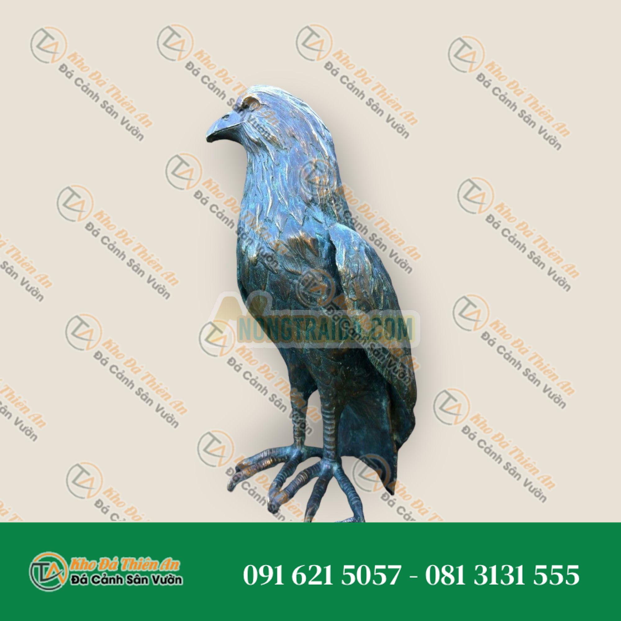 Tượng đồng diều hâu trên cột đá bazan