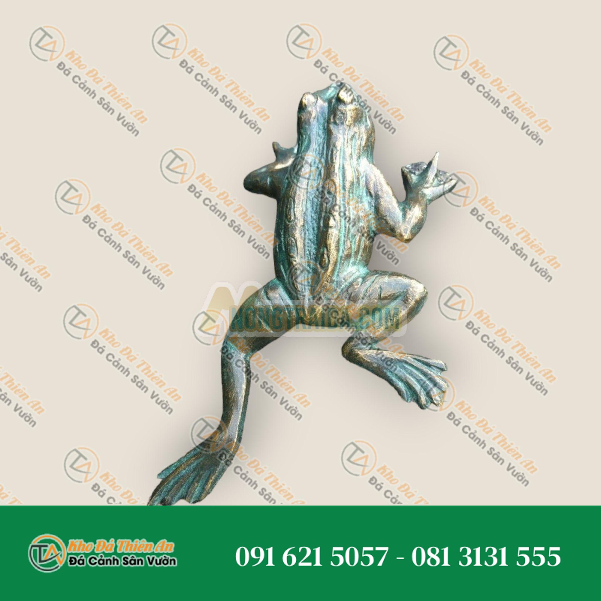Tượng đồng ếch leo trên đá bazan