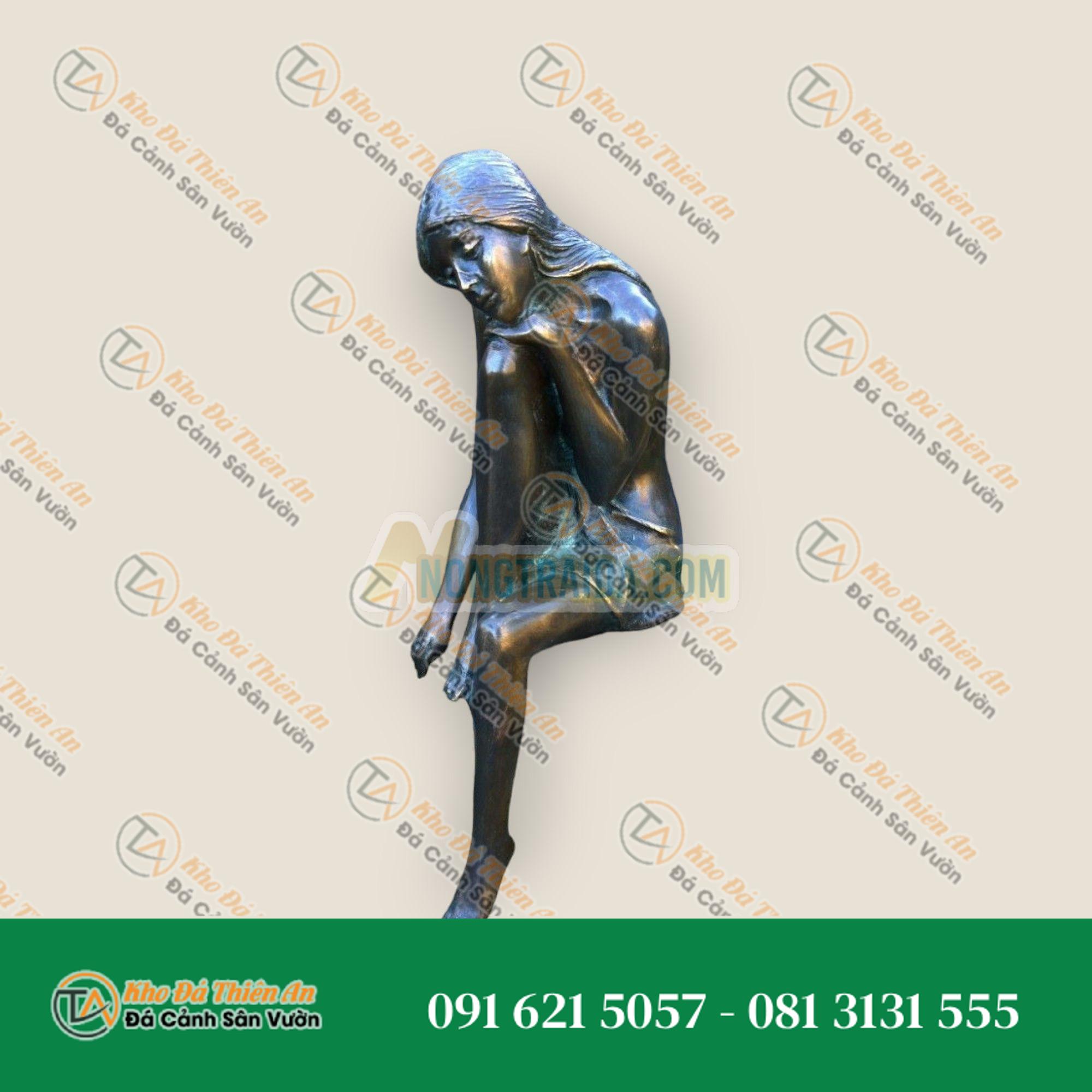 Tượng đồng emanuelle trên cột đá bazan