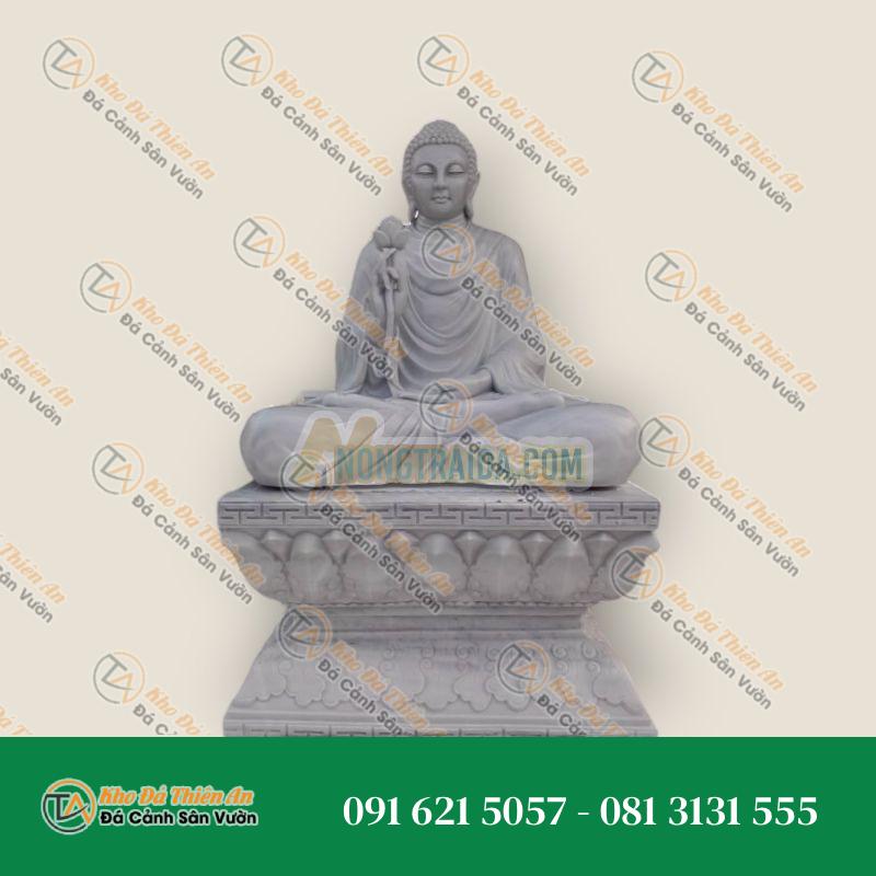 Tượng Phật ngồi trong tư thế Padmasana, bằng đá granite xám lớn được điêu khắc tay, giữ hoa sen 280cm