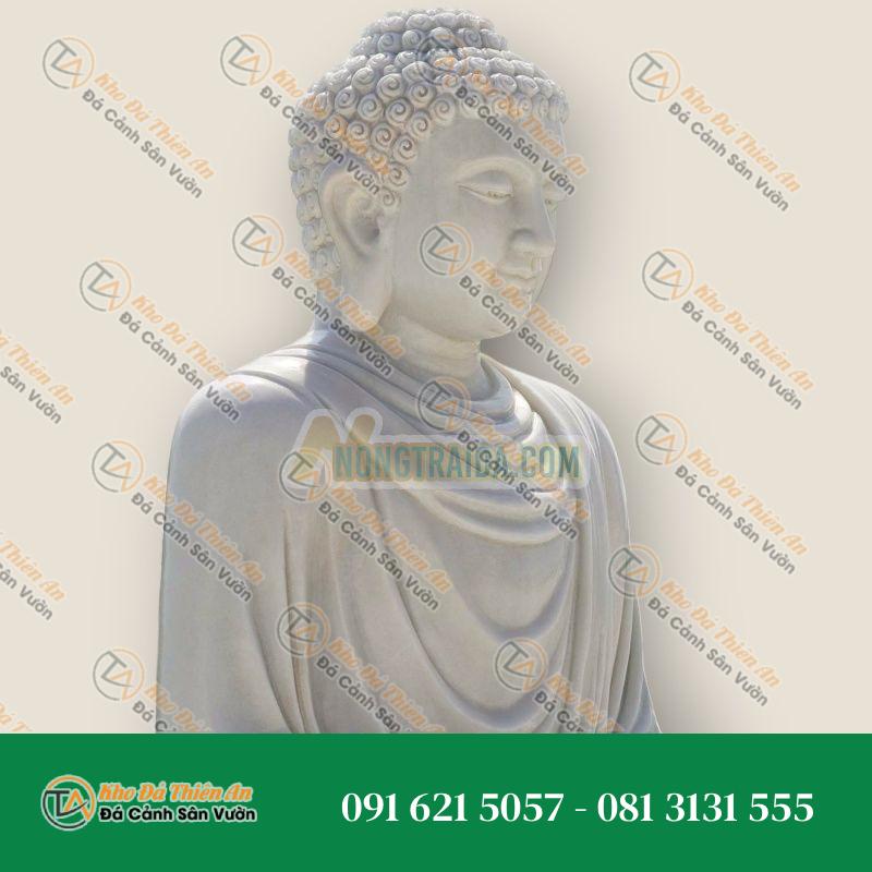 Tượng phật thiền lớn bằng đá trắng với bộ áo dài đông đầy đủ, ngồi trên đế hoa sen và sóng biển 136cm