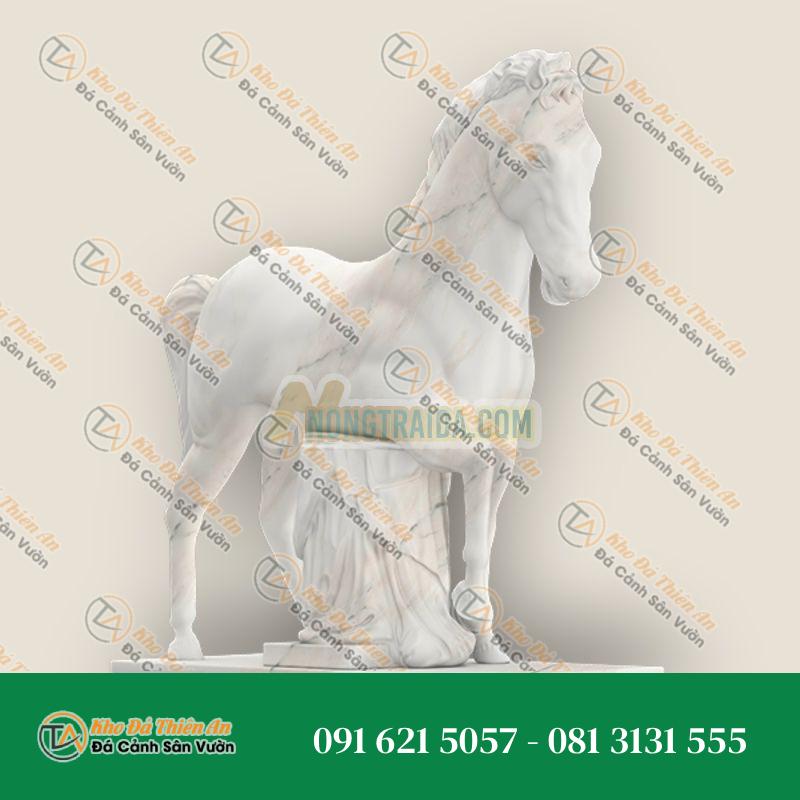 Tượng Ngựa Đá Đi Bộ – Biểu Tượng May Mắn & Thành Công