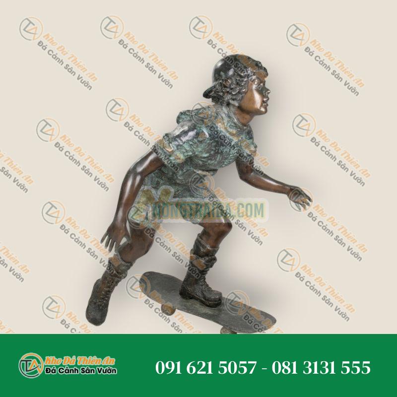 Tượng Đồng Kích Thước Người Thật – Cậu Bé Trượt Băng – Khodathienan.com